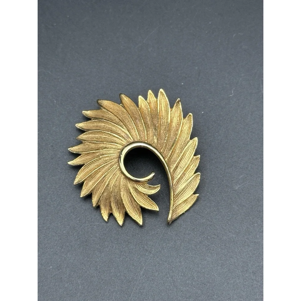 Vintage Gold Tone‎ Textured Swirl Leaf Brooch